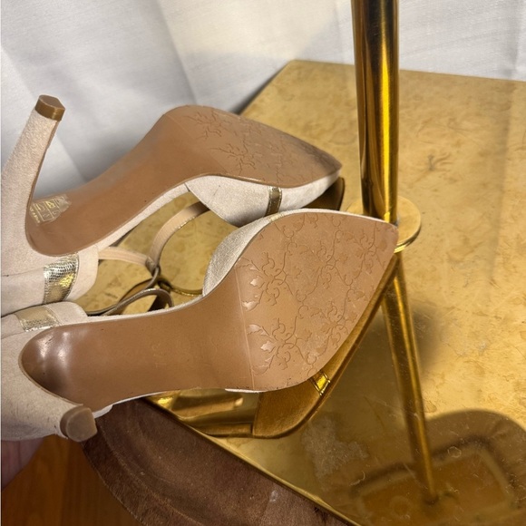 Brenda Zaro Elegant Tan and Gold Heels with Metallic Accents - Picture 4 of 9